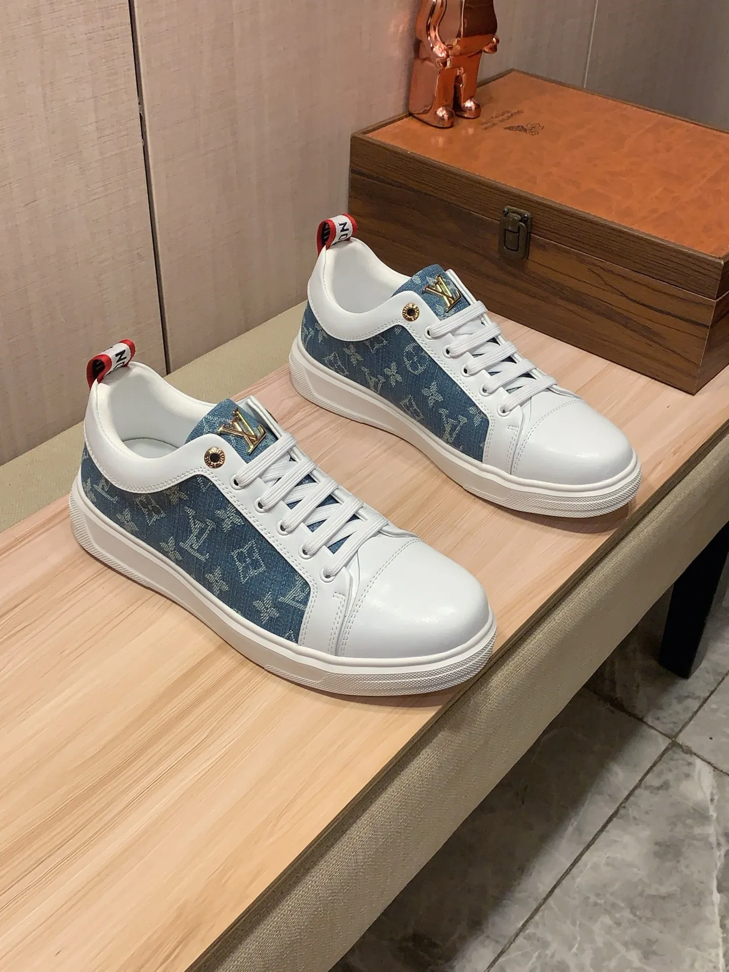Men's Men's Shoes 💰420💰💰🎩🎩[Lightning][Lightning] "Lv*" The latest and most popular casual shoes, top brands [Seduce] Luxury ~ Purchasing Agency, Top ~ Quality. [Strong] The upper is made of imported breathable cowhide with material ➕ breathable sheepskin feet (•) and fine workmanship. The original stylish and stylish soft rubber wear-resistant and non-slip outsole is light and comfortable on the feet. The real thing looks better when photographed in person. 111: code: 38-44, 3️⃣ colors selected